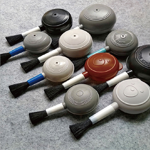 스코프나 홈 청소를 위한 만화 곰 부는 브러시